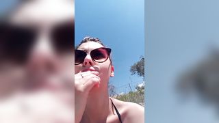 Ragazza italiana fa la troia in spiaggia