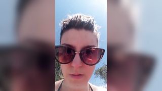 Ragazza italiana fa la troia in spiaggia