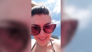 Ragazza italiana fa la troia in spiaggia