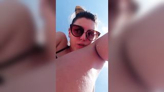 Ragazza italiana fa la troia in spiaggia