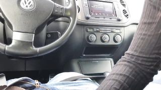 Bellissima puttanella pompa in auto