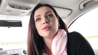 Bellissima puttanella pompa in auto