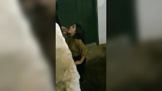 Troietta succhia l'uccello