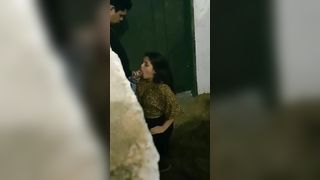 Troietta succhia l'uccello