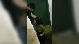 Troietta succhia l'uccello