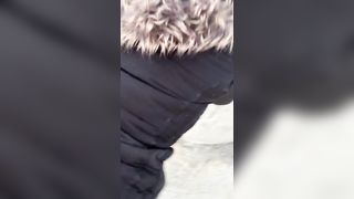 Zoccola infoiata succhia e scopa sotto un ponte