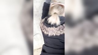 Zoccola infoiata succhia e scopa sotto un ponte