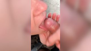 Zoccola infoiata succhia e scopa sotto un ponte