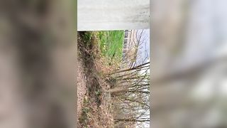 Zoccola infoiata succhia e scopa sotto un ponte