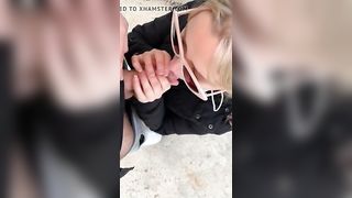 Zoccola infoiata succhia e scopa sotto un ponte