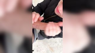 Zoccola infoiata succhia e scopa sotto un ponte