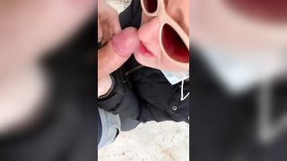 Zoccola infoiata succhia e scopa sotto un ponte