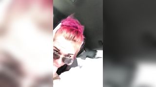 Puttanella pompinara succhia in auto