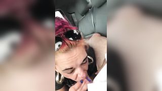 Puttanella pompinara succhia in auto