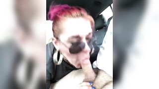 Puttanella pompinara succhia in auto