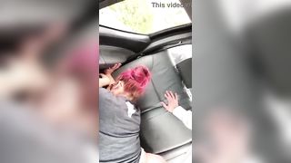 Puttanella pompinara succhia in auto