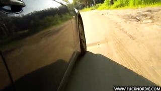 Puttanella biondina cerca clienti in strada