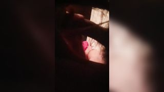 Mi fa una sega e io le sborro in bocca