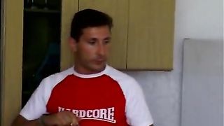 Mogliettina carina inculata in cucina