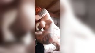 Rossa tatuata cavalca il cazzo del fidanzato maturo...