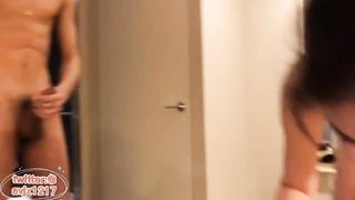 Zoccoletta asiatica succhia 2 cazzoni