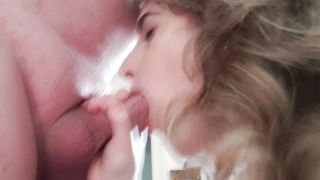 Anteprima del video: Pompino dalla sua giovane vicina