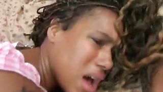 Barbie giovane troietta nera non lo vuole in culo