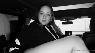 Bella ragazza arrapata si diverte in auto