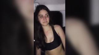 Bella brunetta succhia la minchia in auto