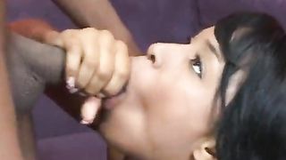 Bella ragazza nera trombata sul divano viola