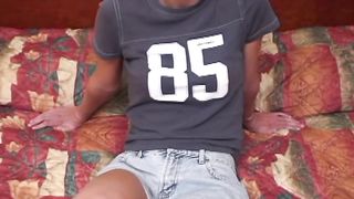 Primo porno di deliziosa teen bruna