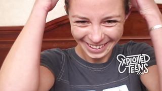 Primo porno di deliziosa teen bruna