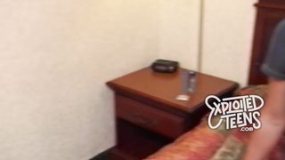 Primo porno di deliziosa teen bruna