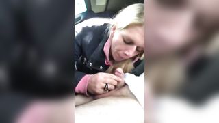 Troia bionda pompa in auto