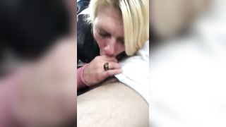 Troia bionda pompa in auto