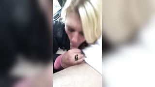 Troia bionda pompa in auto