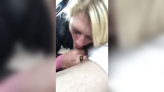 Troia bionda pompa in auto