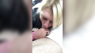 Troia bionda pompa in auto