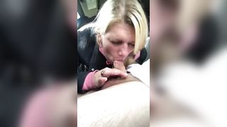 Troia bionda pompa in auto