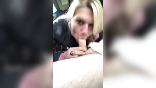 Troia bionda pompa in auto