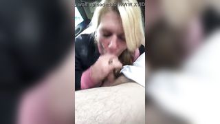 Troia bionda pompa in auto