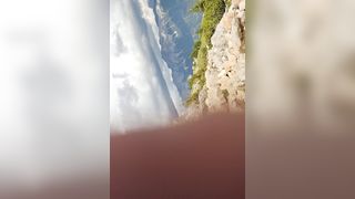 Bionda fa pipì all 'aperto