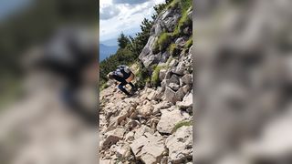 Bionda fa pipì all 'aperto