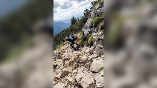 Anteprima del video: Bionda fa pipì all 'aperto