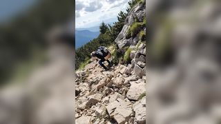 Bionda fa pipì all 'aperto