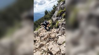 Bionda fa pipì all 'aperto