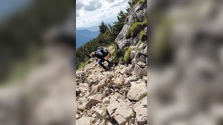 Bionda fa pipì all 'aperto