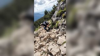 Bionda fa pipì all 'aperto