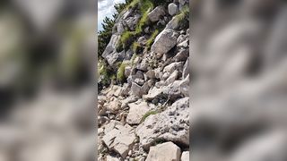 Bionda fa pipì all 'aperto