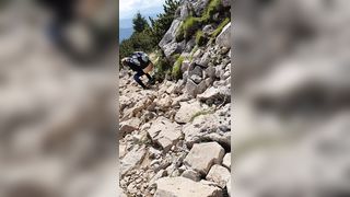 Bionda fa pipì all 'aperto